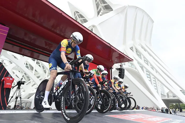 lidl trek wint ondanks val van dijk ploegentijdrit vuelta
