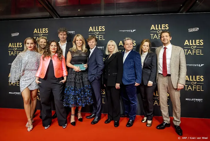 linda de mol en team stoten james bond van eerste plek bioscopen