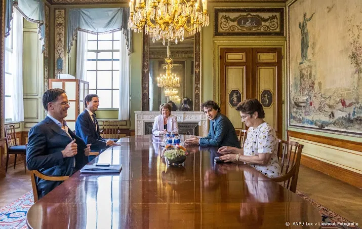 links blok overlegt met rutte en hoekstra bij informateur