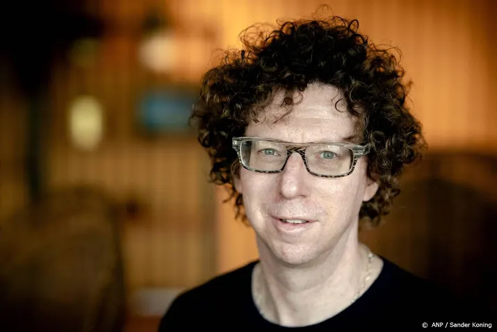 literatuurmuseum eert 50 jarige grunberg met speciaal kunstwerk