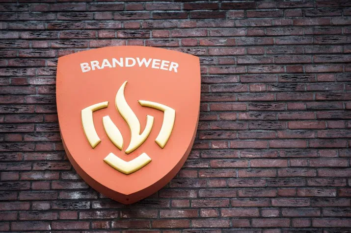 loods met oldtimers in vlammen op in kerkrade