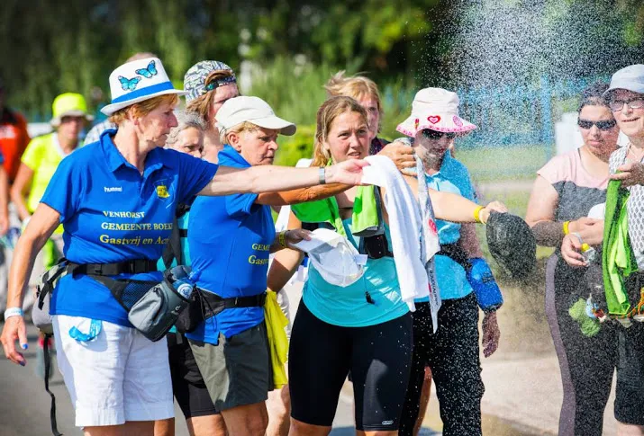lopers geergerd over water en drukte