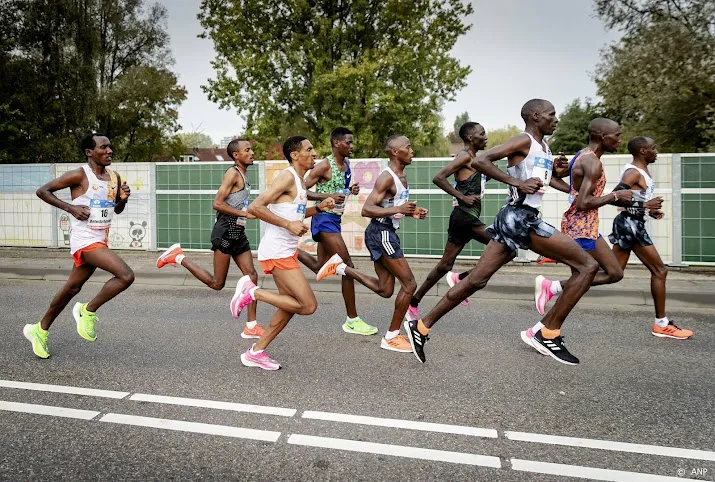 lopers jagen op record titel en limieten in marathon amsterdam