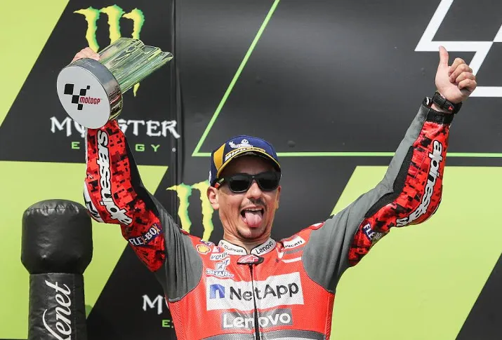 lorenzo verslaat marquez in oostenrijk