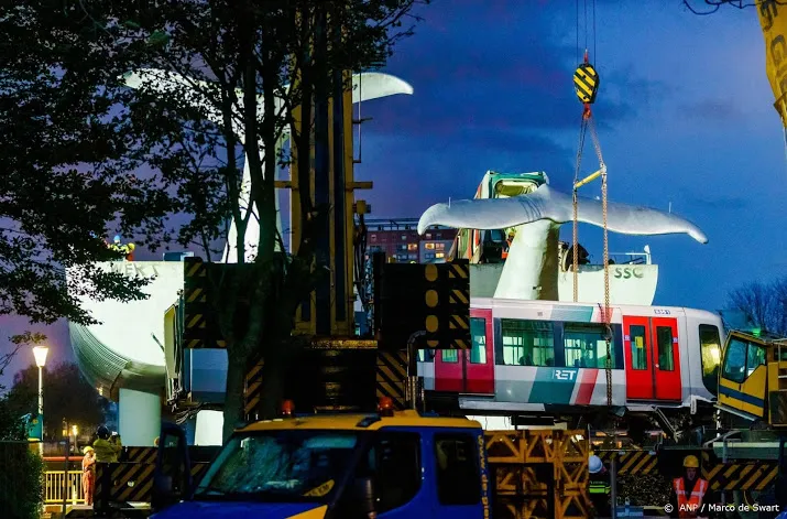 loshangende deel metrostel spijkenisse weggetakeld