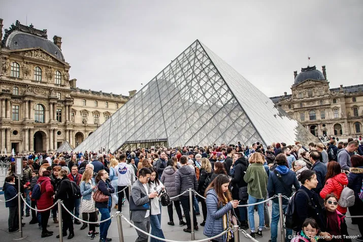 louvre gooit de deuren s nachts open voor leonardo