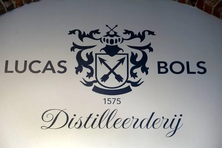 lucas bols stapt in mousserende likeur