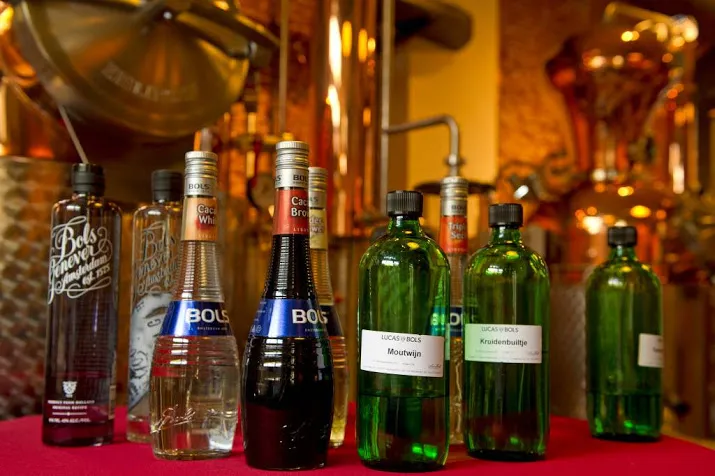 lucas bols verkoopt minder jenever en vieux