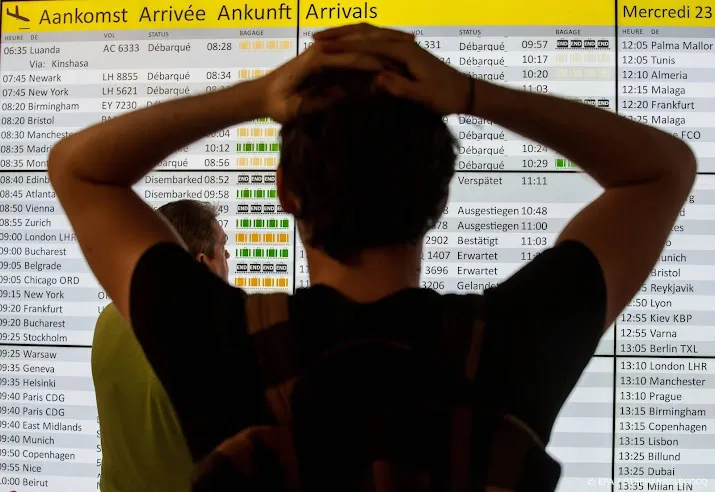 luchthaven brussel roept reizigers op weg te blijven om staking