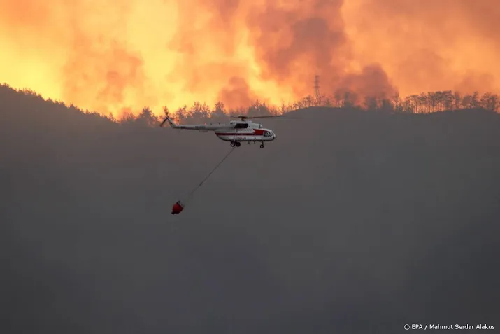 luchtmacht loost 150 000 liter water boven albanese bosbrand