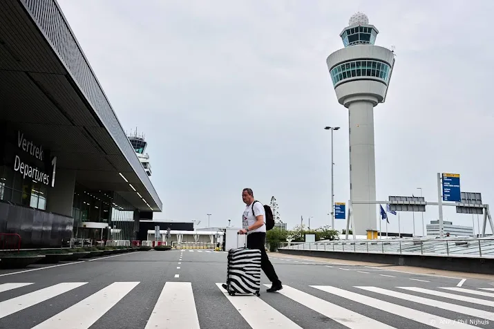 luchtvaartmaatschappijen willen geen schiphol vluchten schrappen