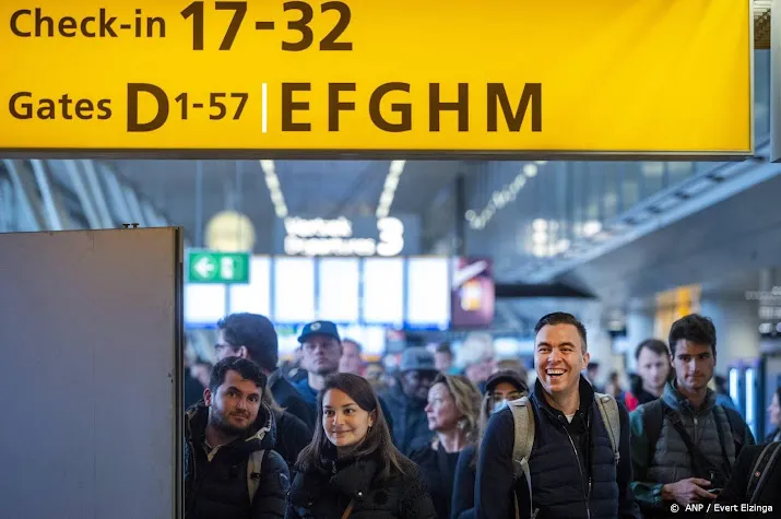 luchtvaartsector om tafel met schiphol over chaos op luchthaven