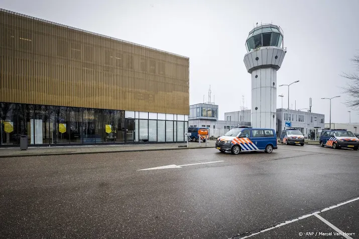 luchtverkeersleiding op limburgs vliegveld getroffen door corona