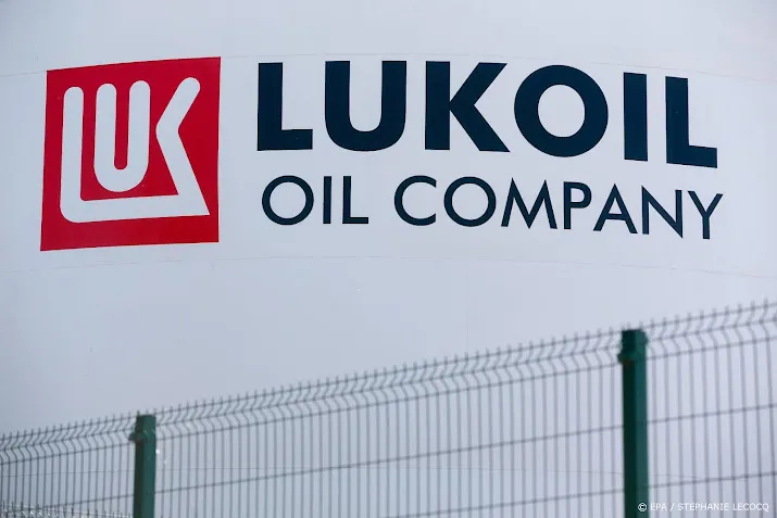 lukoil koopt russische tankstations en fabriek van shell