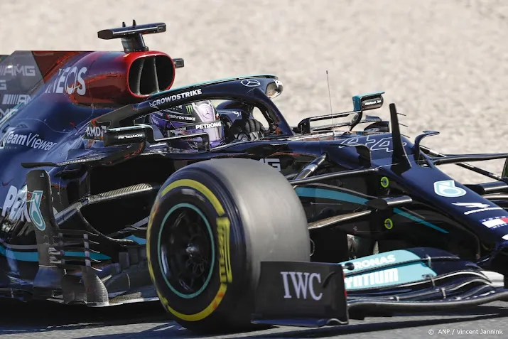 lyrische hamilton gunt rivaal verstappen de poleposition