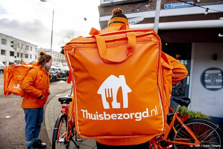 maaltijdbezorger just eat takeaway duikt diep in het rood