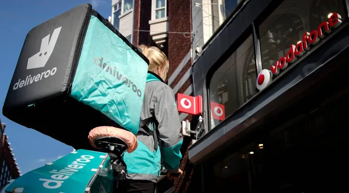 maaltijdbezorger klaagt deliveroo aan