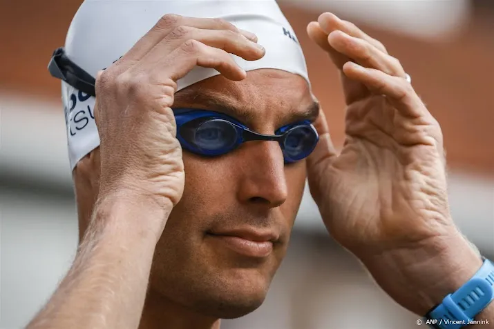 maarten van der weijden begint aan zijn elfstedentriatlon