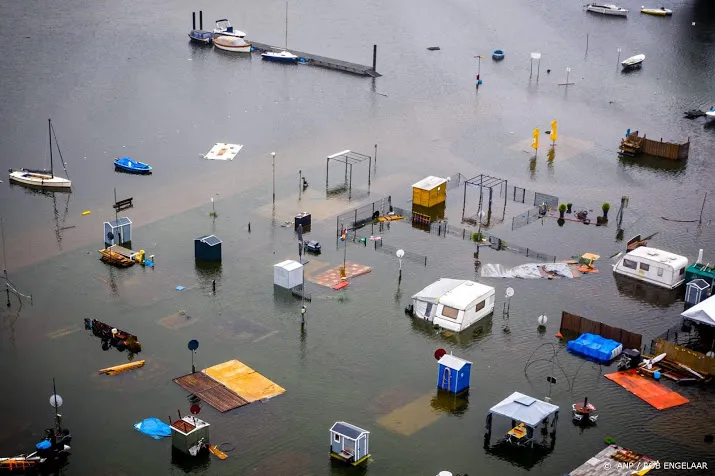maas gestremd voor alle scheepvaart tussen ternaaien en sambeek