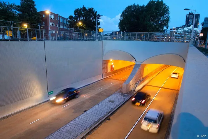 maastunnel blijft nog hele nacht afgesloten
