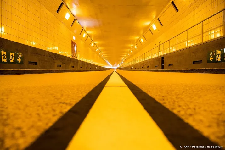 maastunnel wordt even tunnel of love