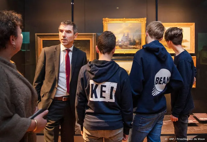 maatschappelijke diensttijd knokt met backpack