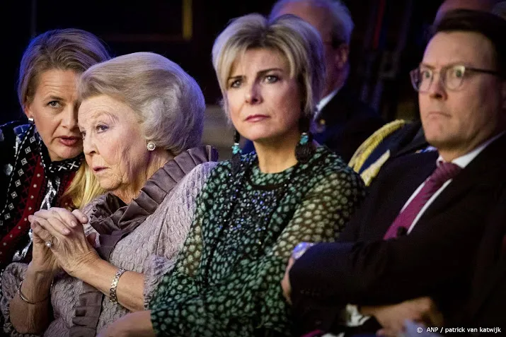 mabel laurentien en constantijn bij uitvaart huub oosterhuis
