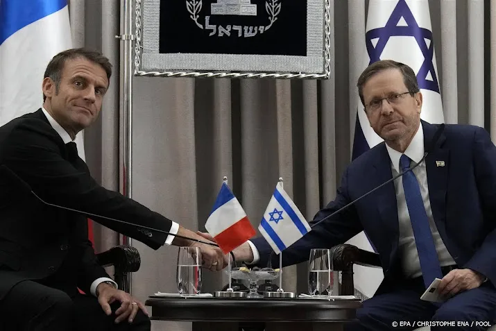 macron begint aan solidariteitsbezoek in israel