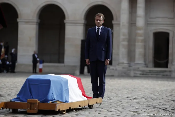 macron eert overleden acteur belmondo bij nationale ceremonie