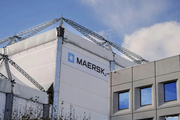 maersk laat bijna alle schepen weer door suezkanaal varen