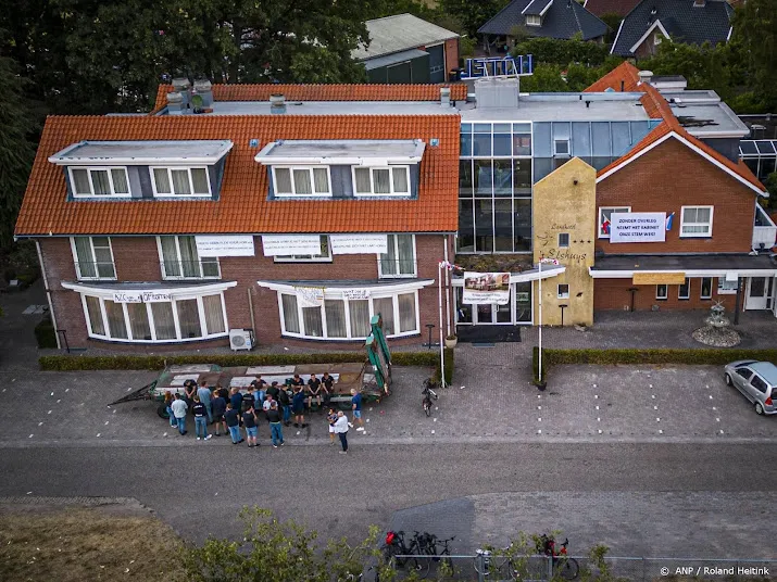 maiskolf door ruit asielhotel albergen gegooid