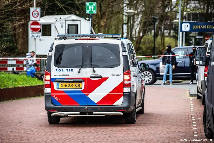 man 25 verdacht van gooien brandend voorwerp ambassade israel