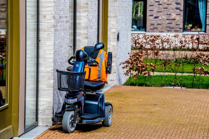 man beroofd door scootmobieler