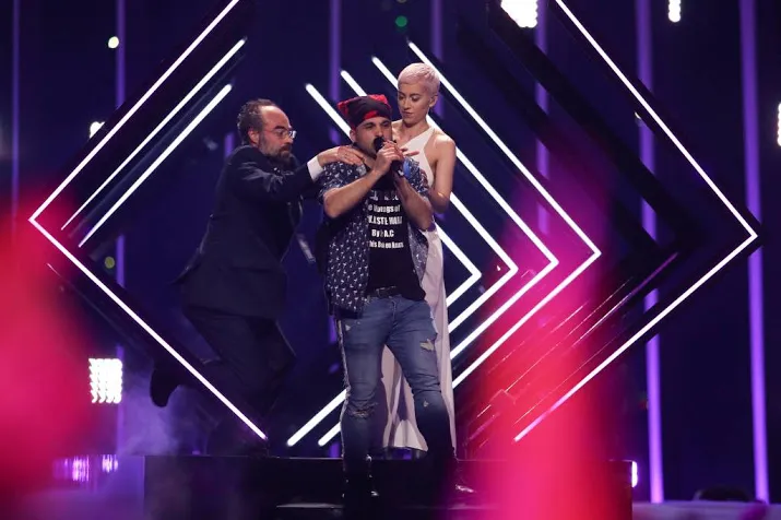 man bestormt podium songfestival