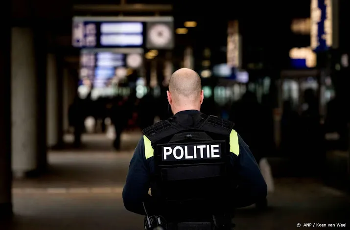 man die agent neersloeg blijft vast