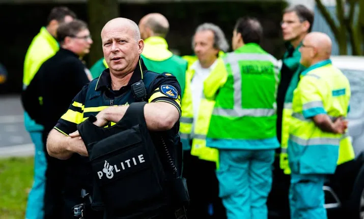 man die arts vastbond en bedreigde nog zoek