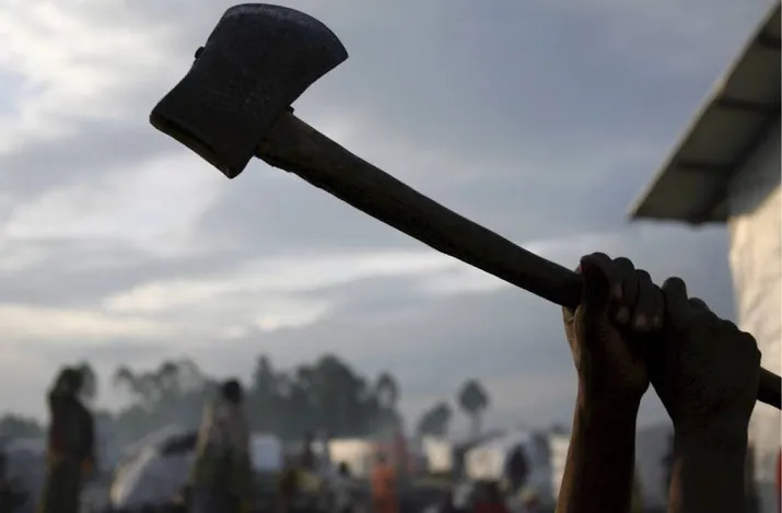 man dreigt met hakbijl