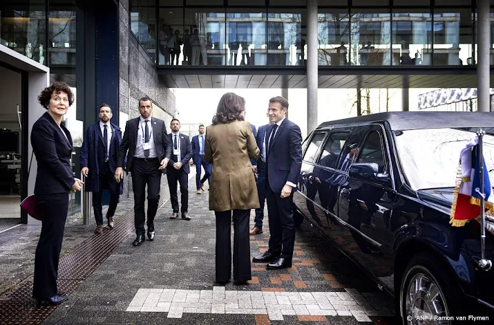 man en vrouw opgepakt die leuzen riepen bij bezoek macron aan uva