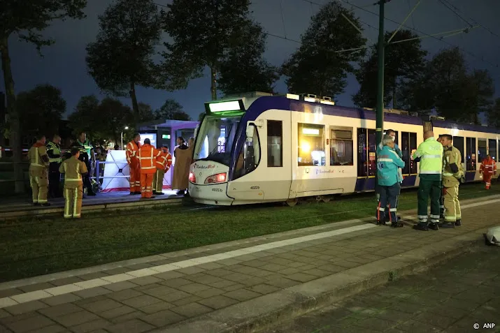 man onder tram in den haag en overleden mogelijk geduwd