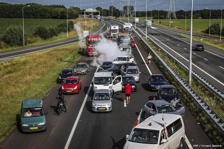 man op tractor verdacht van poging doodslag na inrijden op politie