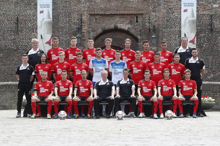 man opgepakt om gooien stoel naar agent bij duel helmond sport