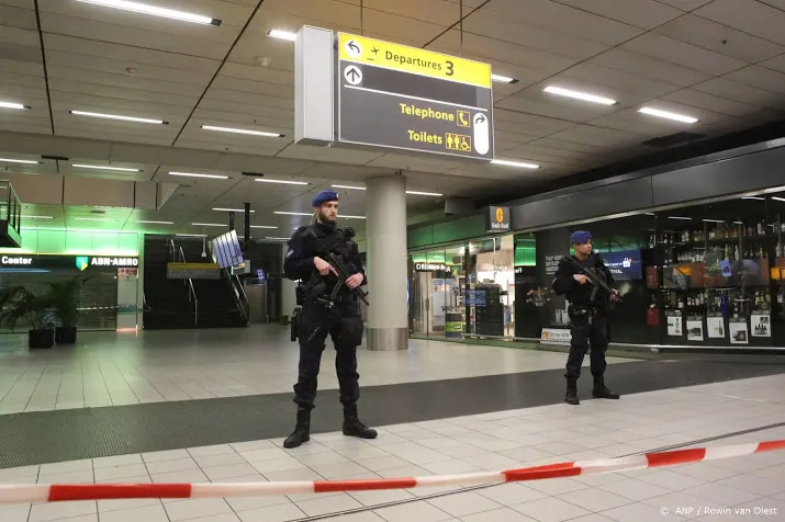man opgepakt om valse bommelding schiphol