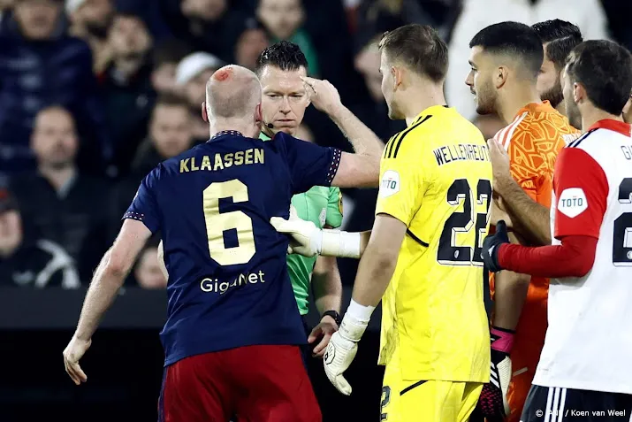 man opgepakt voor gooien voorwerp dat ajacied klaassen verwondde