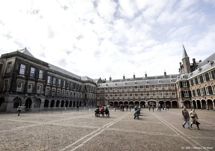 man overgiet zichzelf met vloeistof binnenhof ontruimd