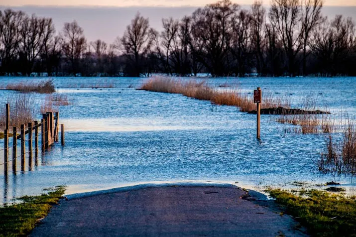 man overvallen door stijgende water