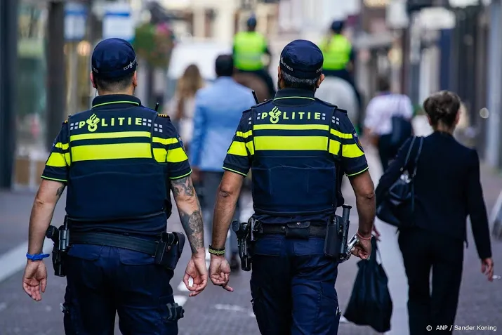man pakt agent bij keel en geeft ander een vuistslag