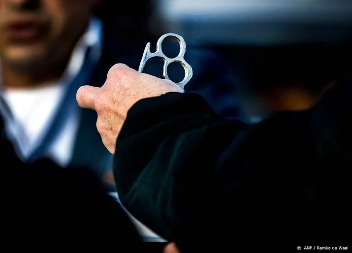 man slaat tanden uit de mond met boksbeugel