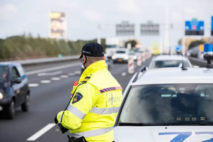 man slingert met slakkengang over a58