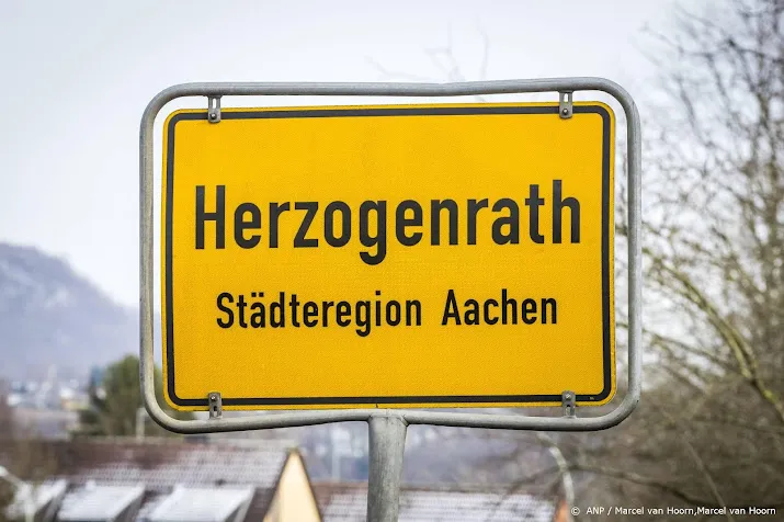 man steekt reizigers neer in trein in herzogenrath bij kerkrade