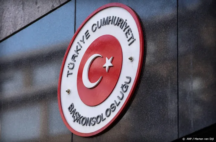 man steekt zich in brand in turks consulaat